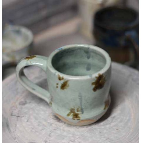 Barrow Arts -Off-white brown splatter mug (with handle) AM1